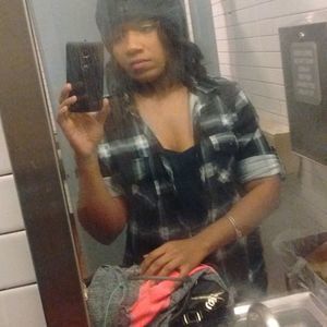 Meet your Posher, Larissa